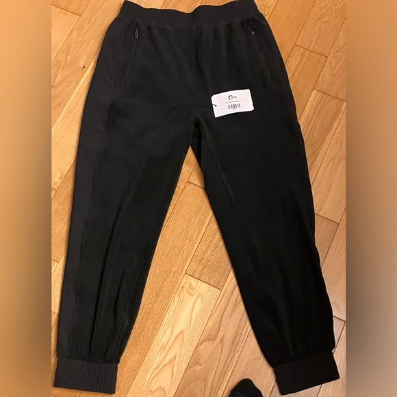 Stay warm this winter with these cozy joggers! - Picture 2 of 5